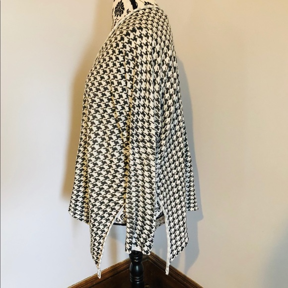 Modern Designer Checkered Knot Tie Sweater. Medium - Picture 6 of 8